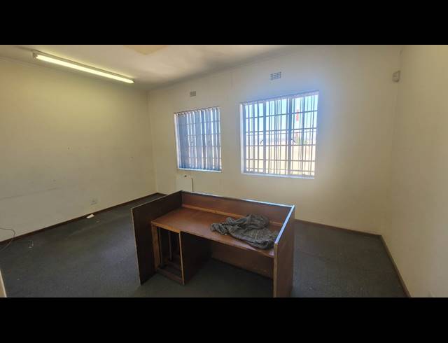 650M² WAREHOUSE TO LET IN ATLANTIS CENTRAL